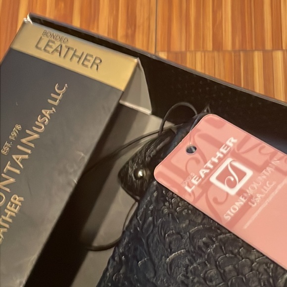 NWT leather wristlet - Picture 7 of 14